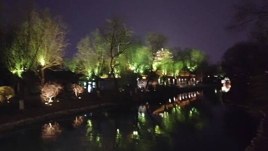 济南大明湖景区夜景，超然楼亮起灯光