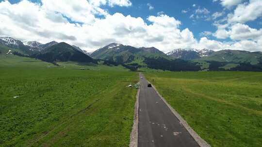 航拍5A景区那拉提草原公路视频