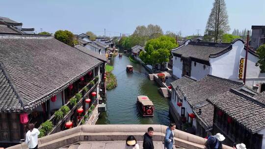 江南水乡古镇河道与游船景象