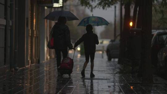 下雨街道的城市夜晚