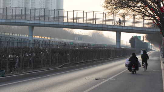 城市公路街道天桥行人路上行人