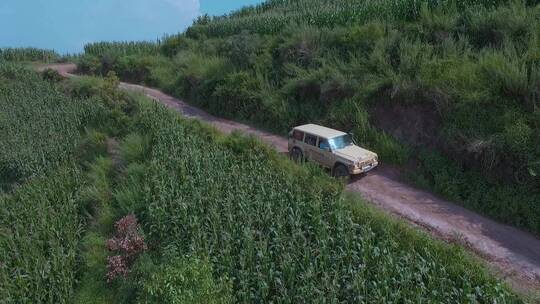 山路视频山区农村田野土路上车辆艰难行驶