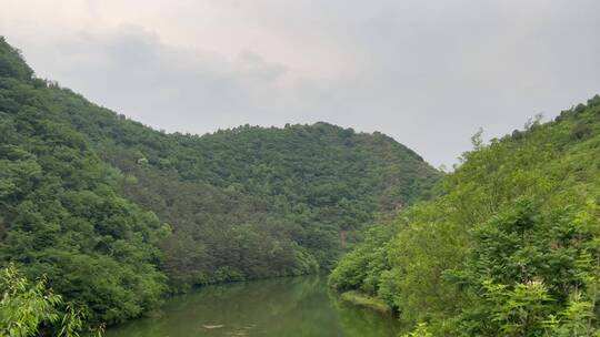 北京郊区山区森林河流景色