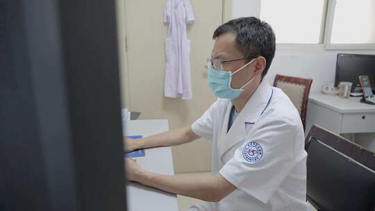 医院医生用设备给病人做CT检查视频素材模板下载