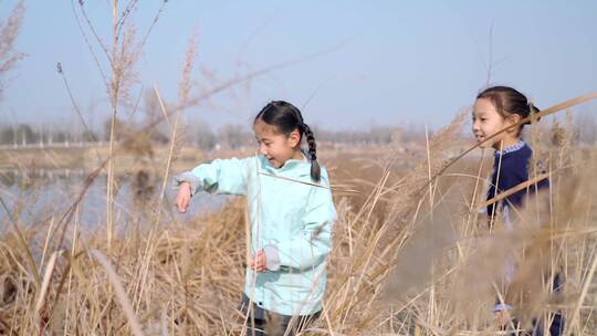 冬季在公园湖边游玩的两个中国女孩