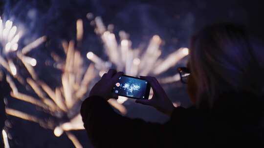 捕捉幸福时刻手机拍摄烟花过年过节放烟花浪