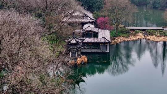中国杭州西湖浴鹄湾古典建筑白雪红梅