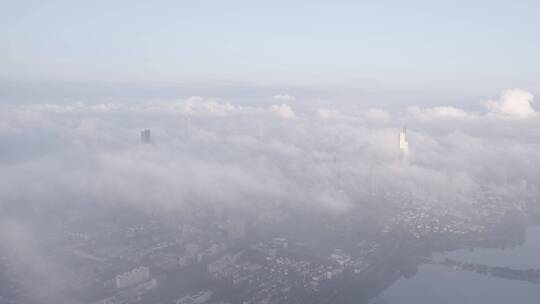 云中的南京城，穿云紫峰大厦