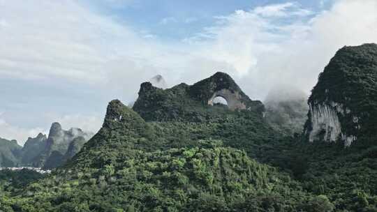 云雾缭绕的桂林阳朔月亮山景区风光