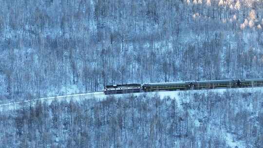 航拍穿越林海雪原雾凇林的绿皮火车250105