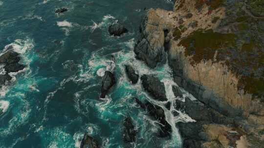 航拍北加州的岩石海岸线