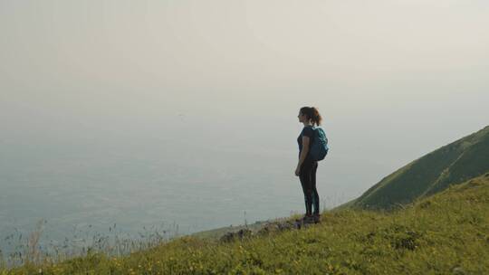 站在山顶的女人视频素材模板下载