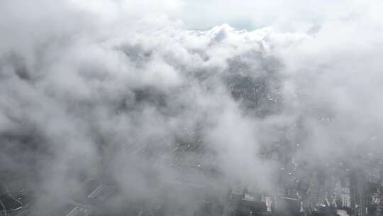 雨后泰山，云雾飘渺