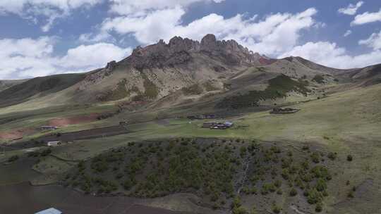 西藏G317索县高山草甸航拍自然景观