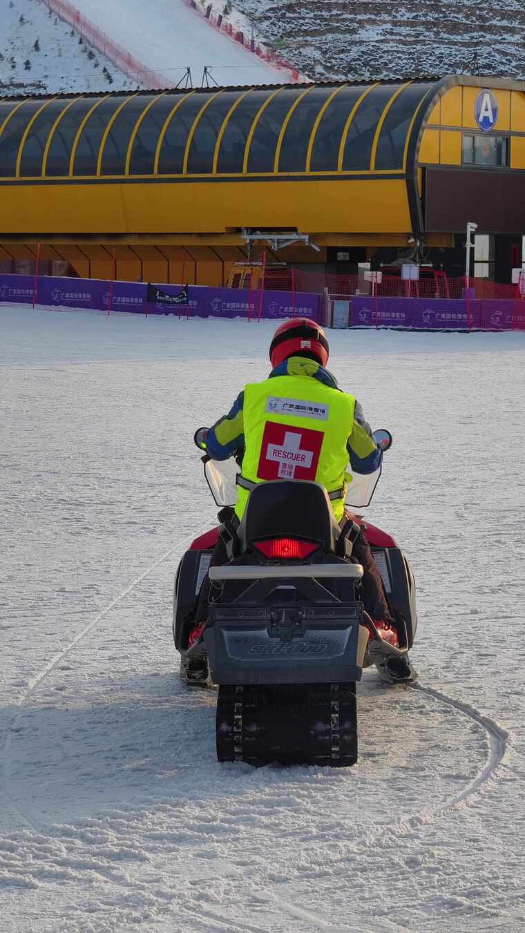 滑雪场救援人员雪地摩托