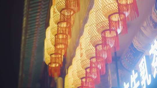 悬挂中式灯笼夜景素材