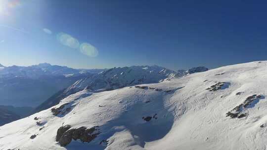 雪山悬崖边缘景观