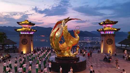 江边夜景金色凤凰雕塑景观