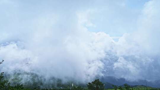 夏季雨后山间日出云雾缭绕