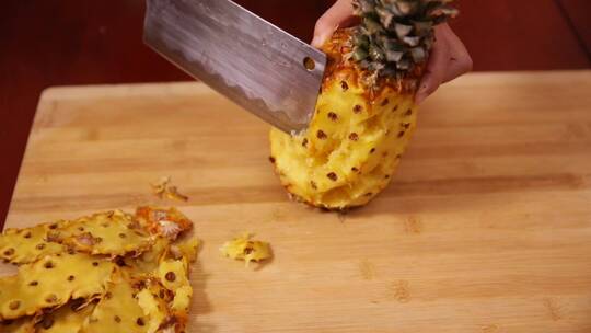 削菠萝处理菠萝皮