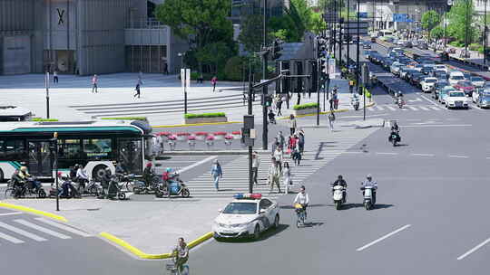 户外十字路口城市车水马龙