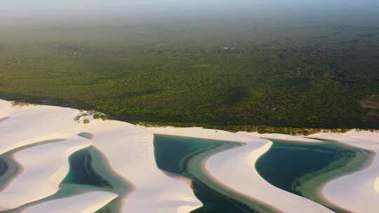 巴西标志性的雨水湖和沙丘。Lencois Maranhens巴西。