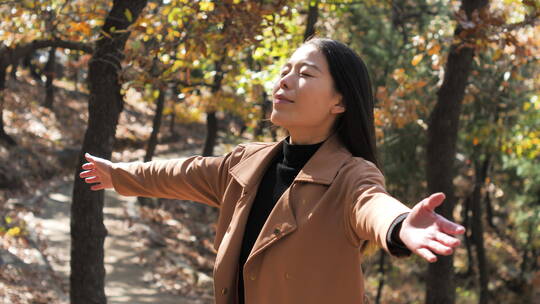 亚洲中国女性树林徒步旅游拍照视频看风景