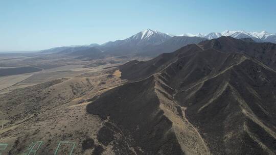 甘肃扁都口公路雪山草原车辆