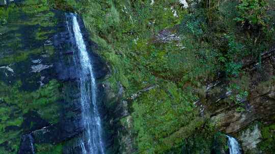 山间瀑布自然景观