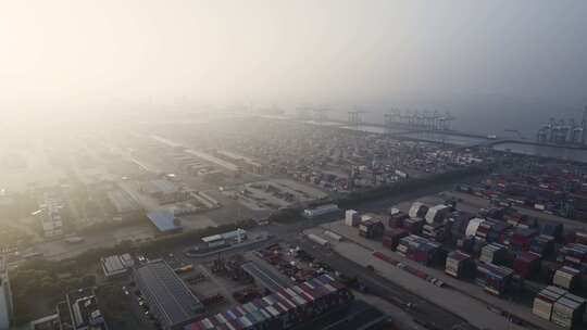 航拍中国大型港口集装箱