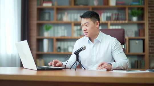 亚洲教师顾问讲师做在线视频会议咨询会议业