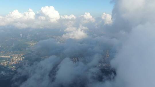 航拍城市上空云海