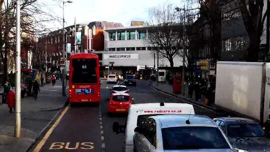 欧洲街道巴士行驶车流交通加速效果