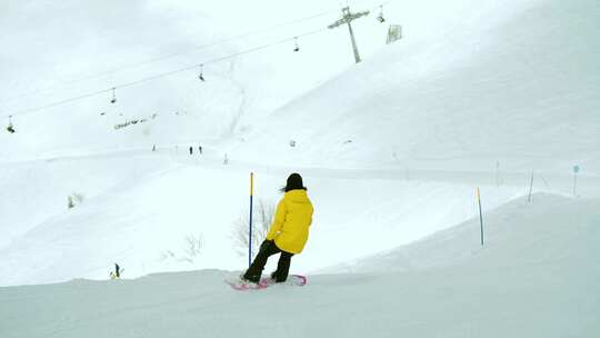 跟拍在滑雪道上练习滑雪的女生视频素材模板下载