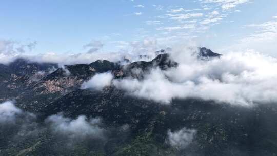 雨后泰山，云雾飘渺