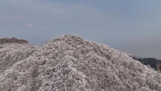 航拍焦作云台山峰林峡山脉冬季雾凇雪景