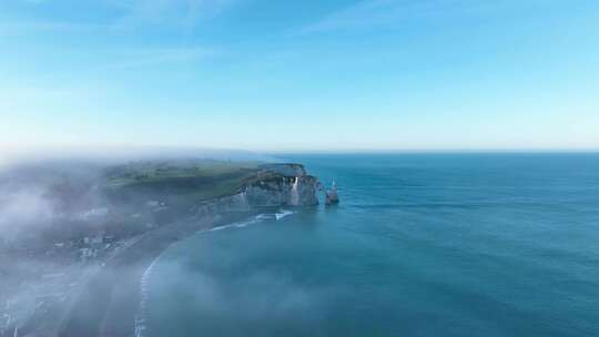 法国诺曼底Etretat悬崖Falaise的鸟瞰图。
