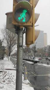 雪天实拍城市街景交通灯绿灯