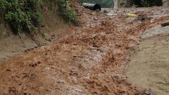 山区夏季山洪大水冲垮道路