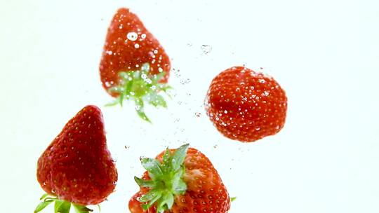 高速拍摄落入水中的草莓