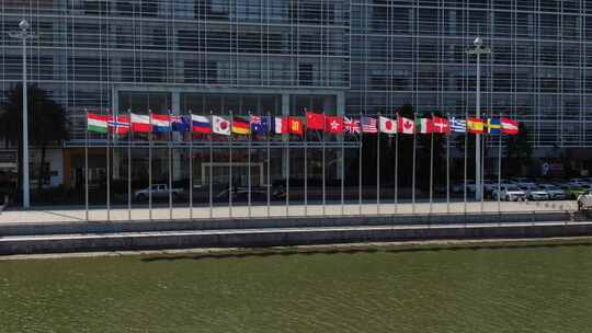 水边建筑前飘扬着各国国旗