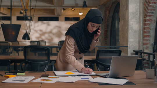 穆斯林伊斯兰阿拉伯女人戴头巾女孩工作笔记