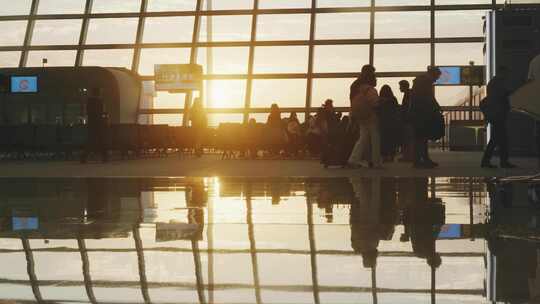 夕阳黄昏下的机场登机的人视频素材模板下载