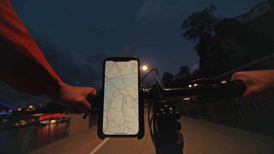夜晚骑自行车导航的男人视频素材模板下载