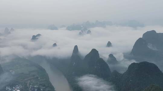 烟雨桂林漓江清晨烟雾穿云阳朔云海航拍