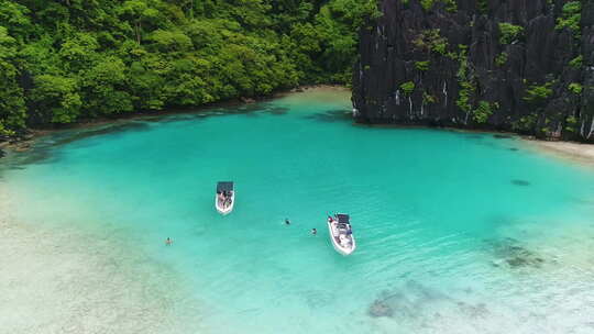 菲律宾巴拉望清澈海水上停靠的快艇的航拍