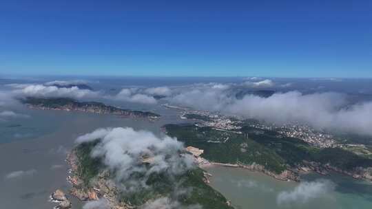 山海间云雾缭绕的空中景观