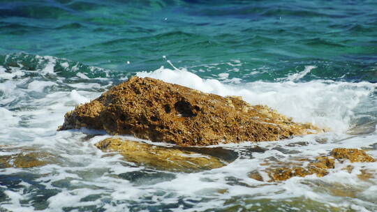 海浪在岩石上拍打出大量的水花
