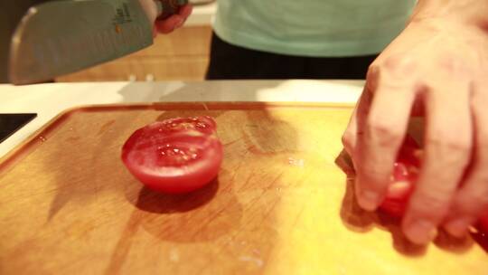 菜刀切西红柿番茄