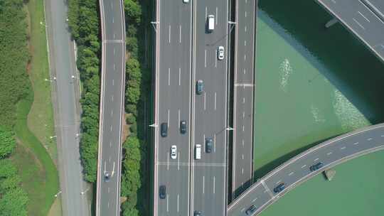 高速公路立交桥多层交叉口的俯视图，周围环
